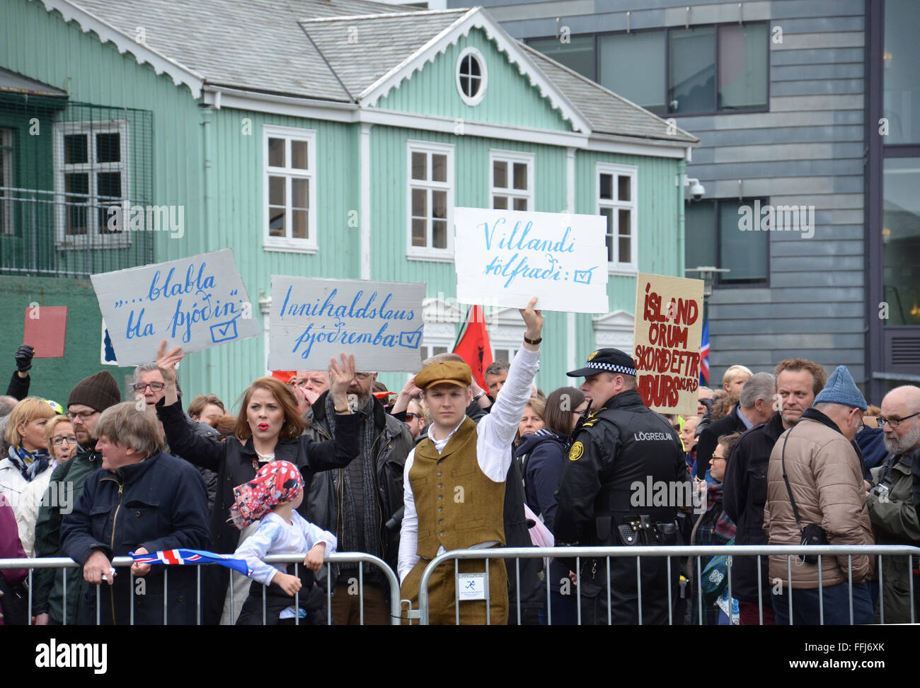 En Reikiavik, Islandia - jun 17: manifestantes sostienen carteles en el día de la independencia en Reykjavik, Islandia el 17 de junio de 2015. Foto de stock