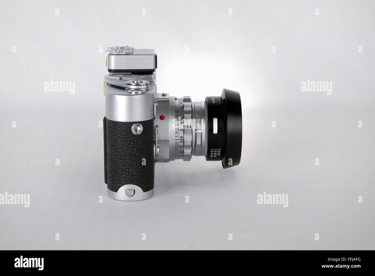 Cámara de película clásica Leica M3 sobre fondo blanco. Foto de stock