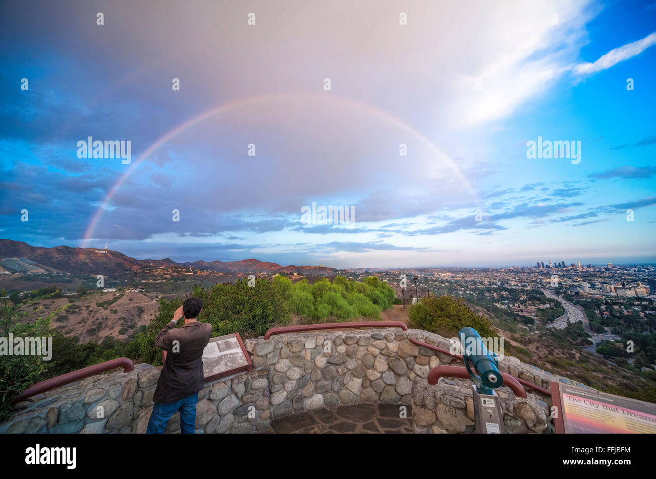Arco iris sobre cartel de Hollywood y Los Angeles. Vista panorámica desde el Hollywood Bowl pasan por alto. Con arco iris y nubes de tormenta de lluvia. Foto de stock