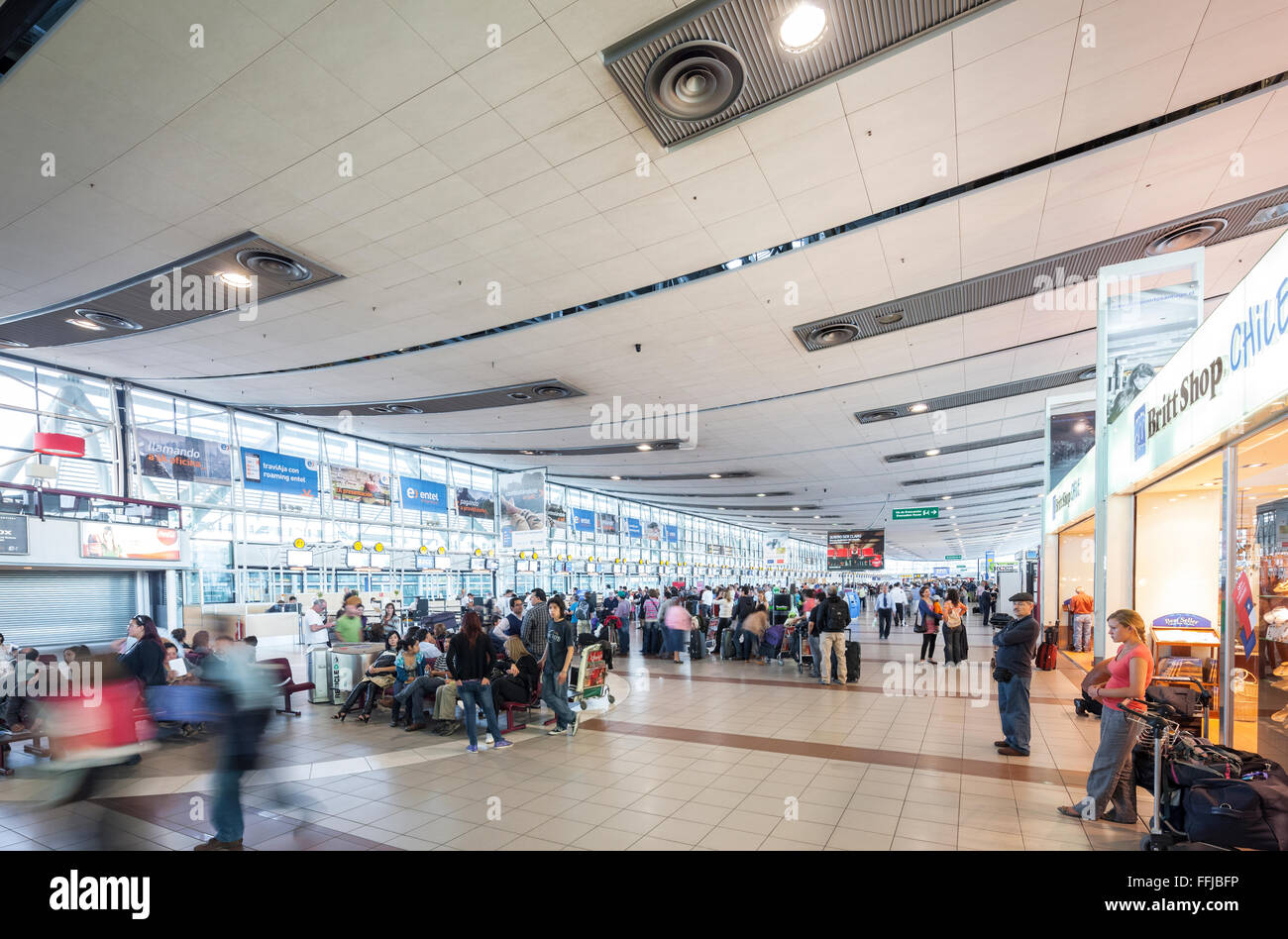 Los pasajeros en el aeropuerto de Santiago. Santiago de Chile Comodoro Arturo Merino Benítez Aeropuerto Internacional check-in interior Foto de stock