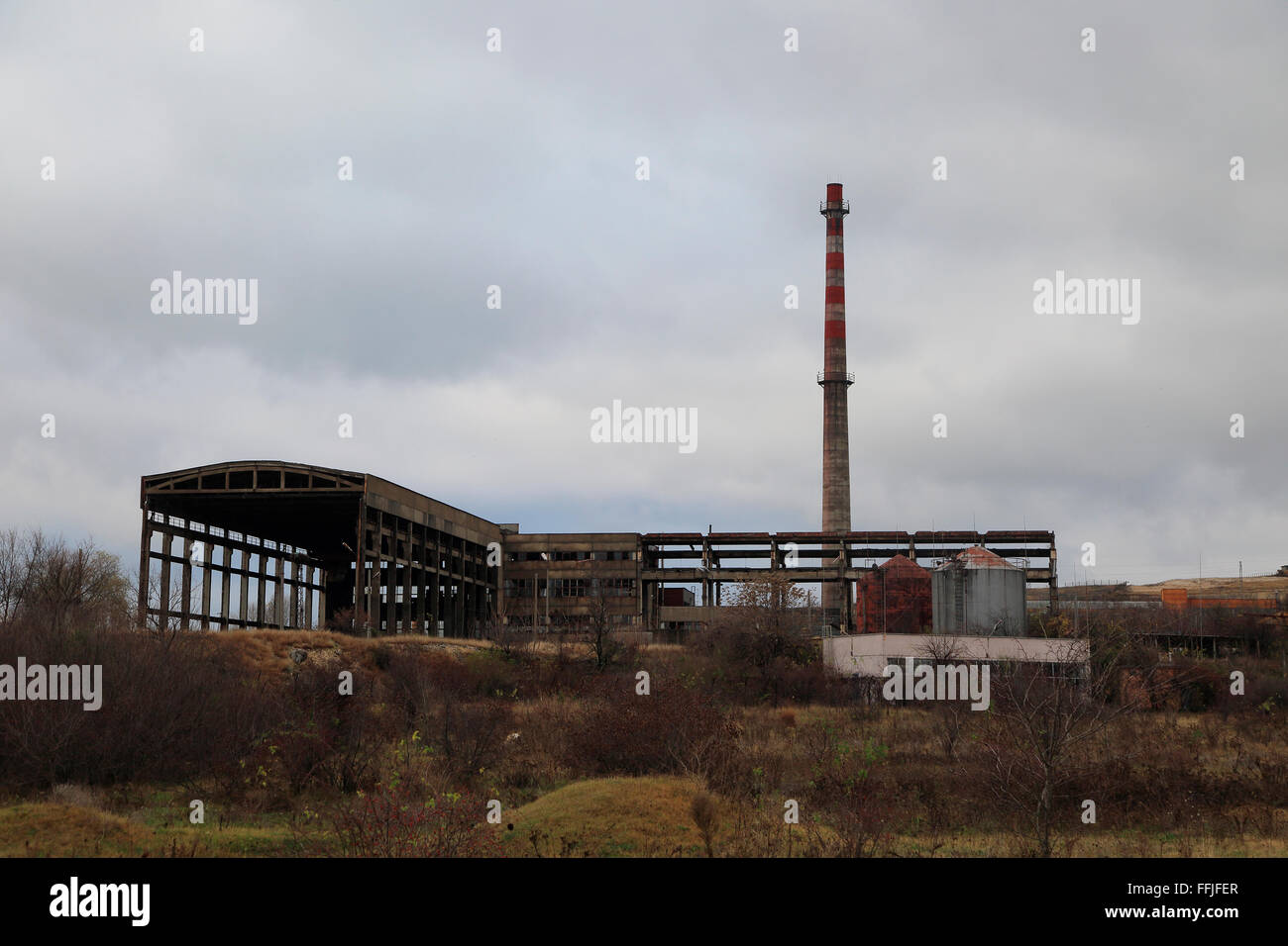 La desindustrialización fábrica cerrada la industria pesada, Shishmantsi, provincia de Plovdiv, Bulgaria, Europa oriental Foto de stock