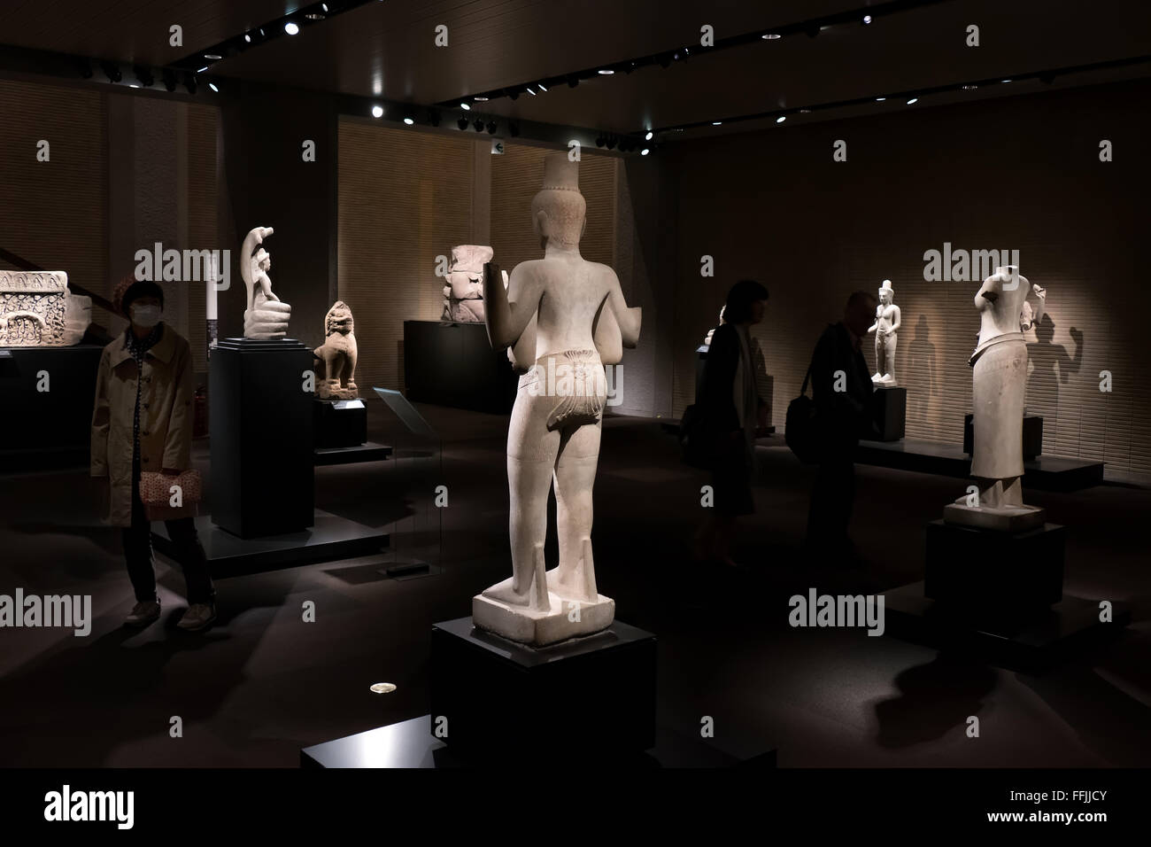 Museo Nacional de Tokio, Japón, Asia. La gente, turístico, mujer durante la visita. Exposición de arte, galería, mostrar, artefactos, la estatua Foto de stock