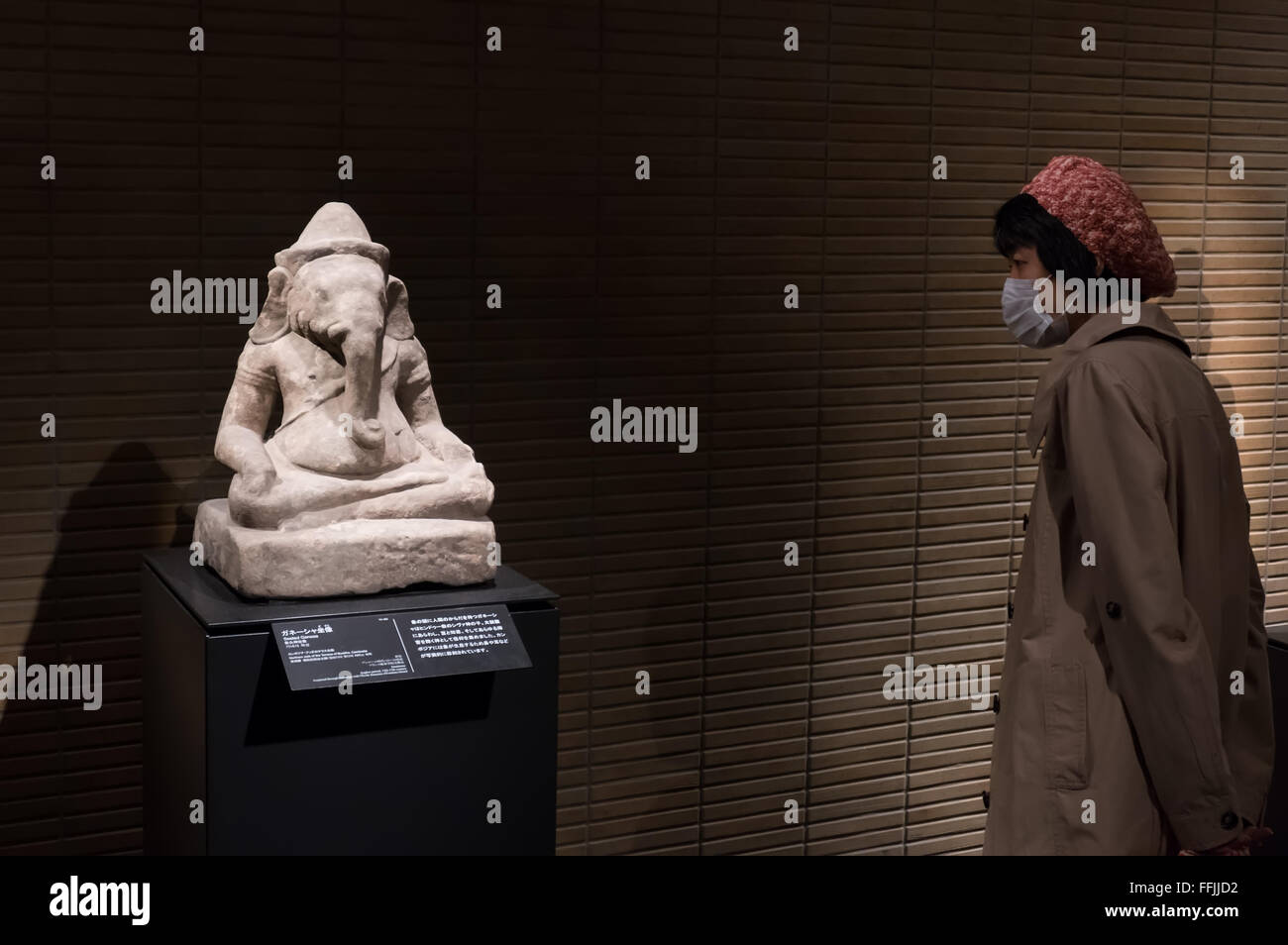 Museo Nacional de Tokio, Japón, Asia. La gente, los turistas, los visitantes durante la visita. Exposición de arte, galería, mostrar, artefacto, estatuas Foto de stock