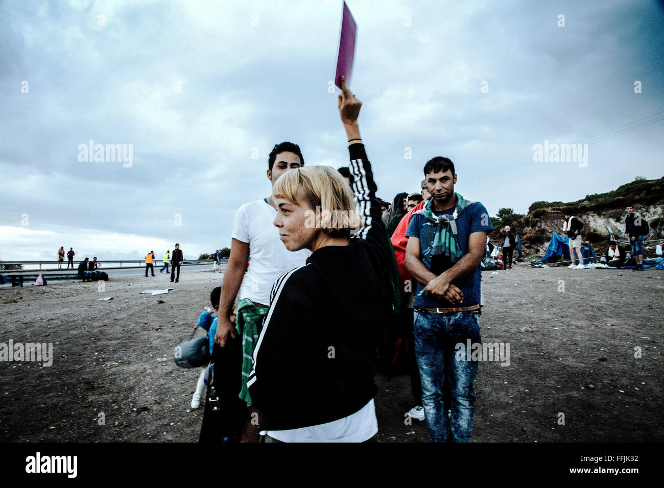 Voluntarios de diferentes ONG internacionales ofrecen ayuda a los refugiados que llegaban por barco flotante en la parte norte de Lesvos Foto de stock