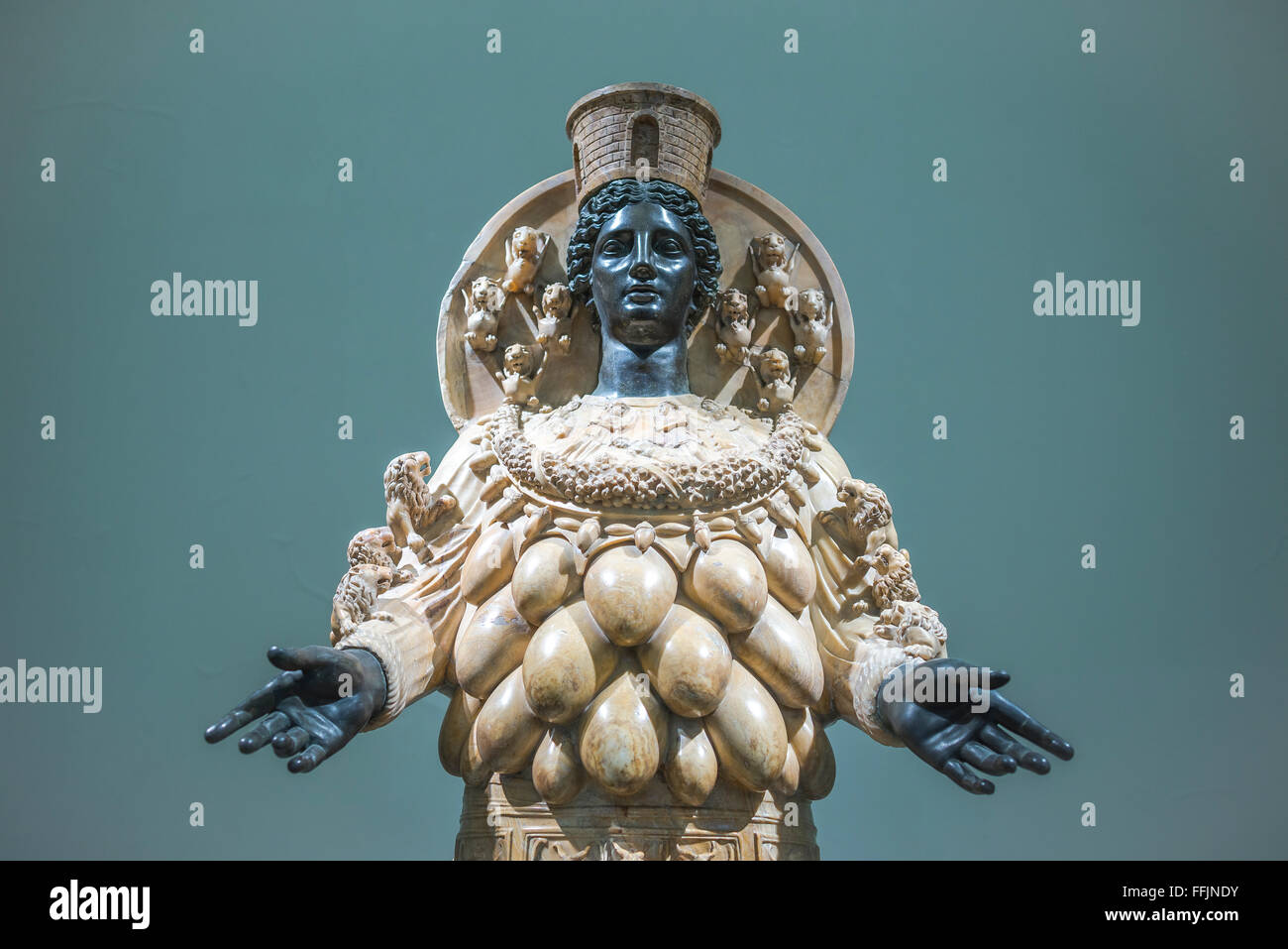 Estatua de Artemisa Museo arqueológico de Nápoles, vista de la estatua de Artemisa de Éfeso (siglo II DC), Museo Arqueológico Nazionale en Nápoles, Italia. Foto de stock