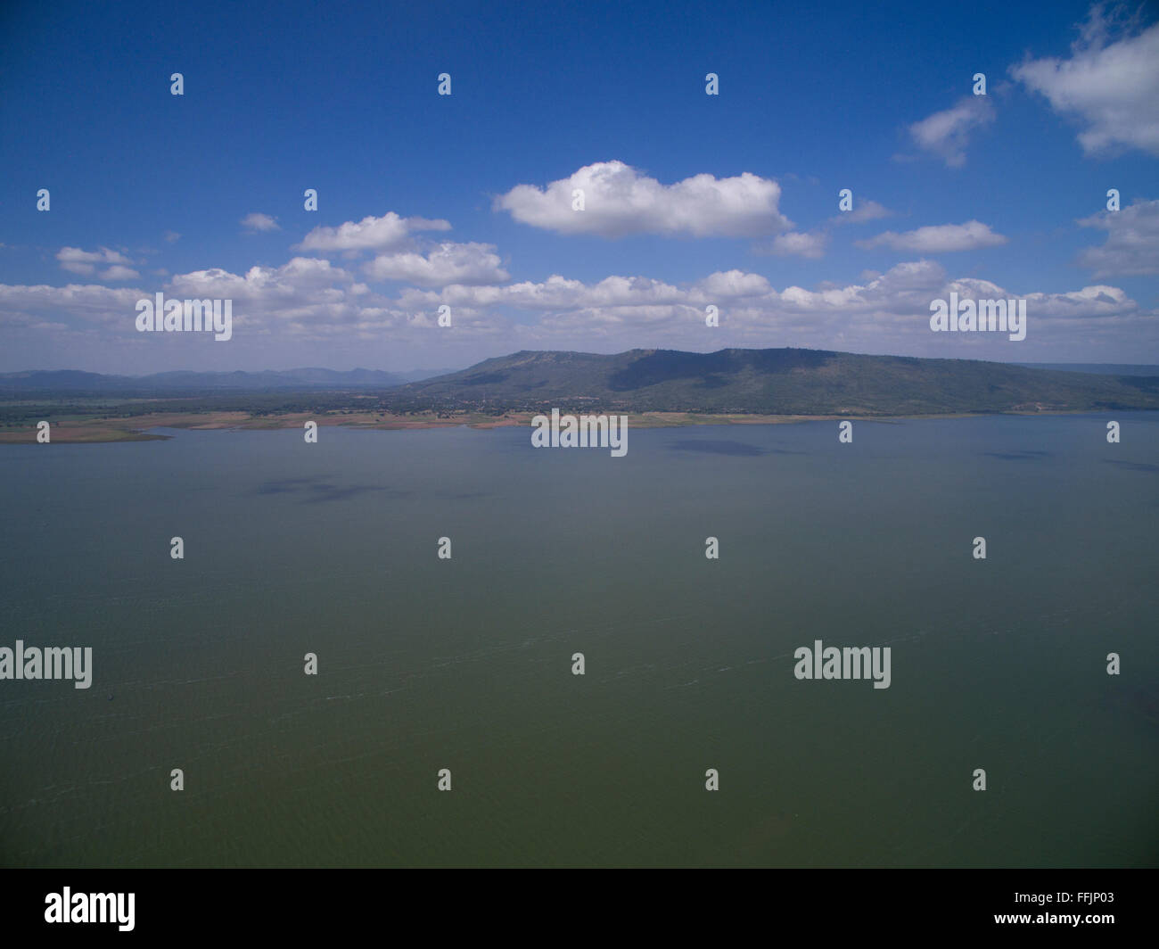 Lamtakong lago en el día nublado, lamtakong dam, Tailandia Foto de stock