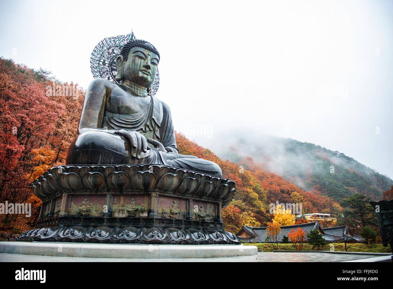 Gran Buda del templo Sinheungsa monumento en el Parque Nacional de Seoraksan Sokcho, Corea del Sur Foto de stock