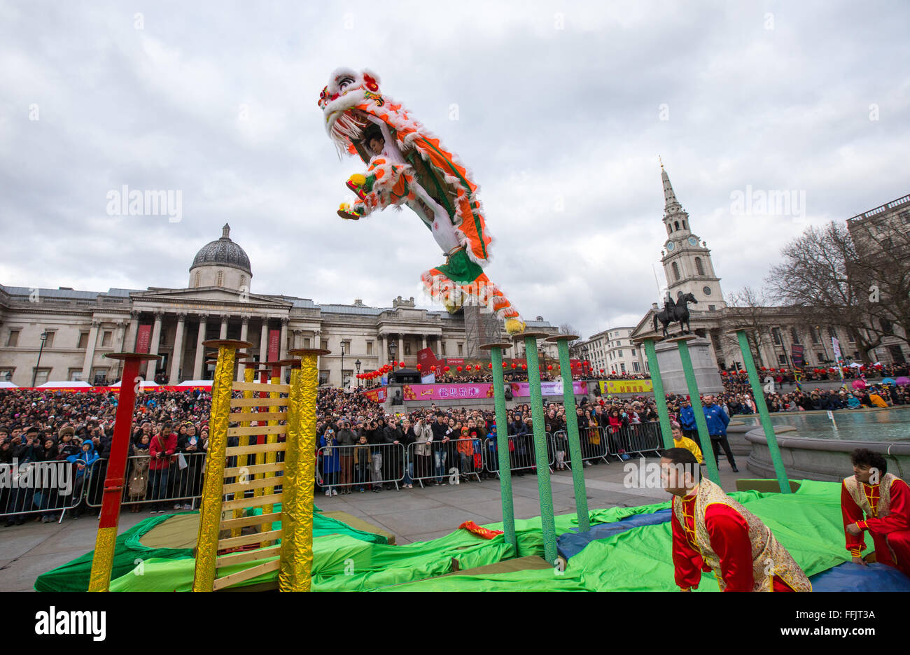 Celebraciones del Año Nuevo Chino en Trafalgar Square, Miles ver la espectacular danza del dragón Foto de stock
