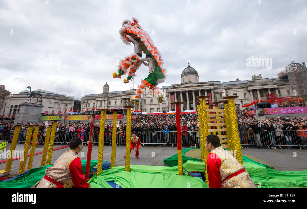 Celebraciones del Año Nuevo Chino en Trafalgar Square, Miles ver la espectacular danza del dragón Foto de stock