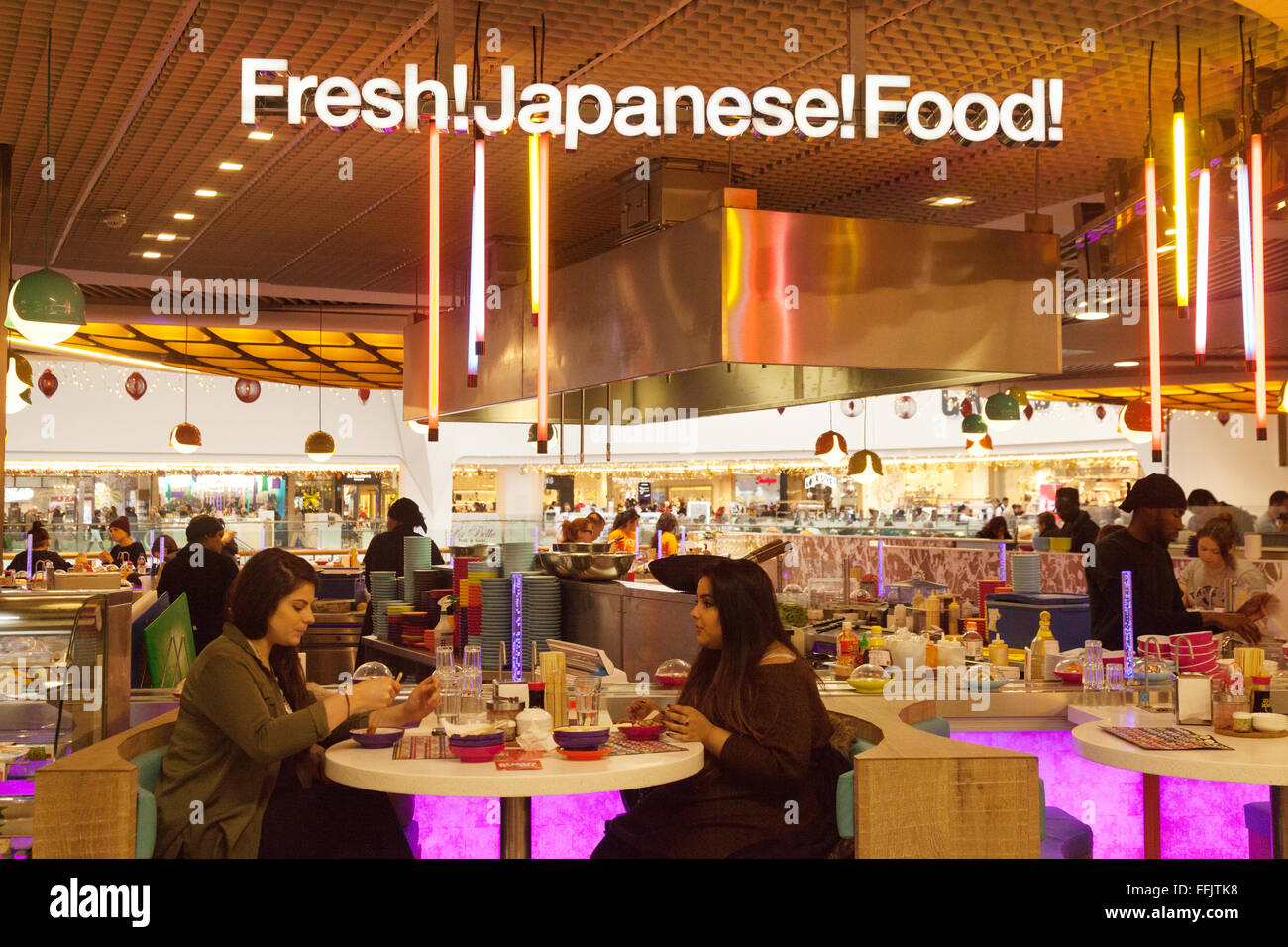 Gente comiendo comida japonesa, la Plaza de Toros de Birmingham, Reino Unido Foto de stock