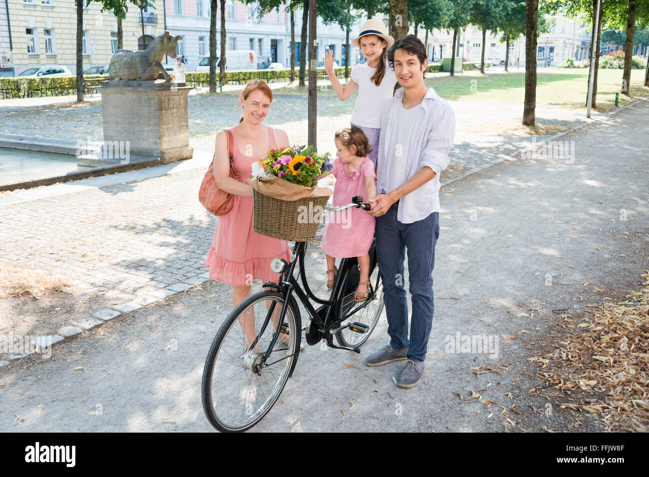 Familia con dos niños y bicicleta Foto de stock