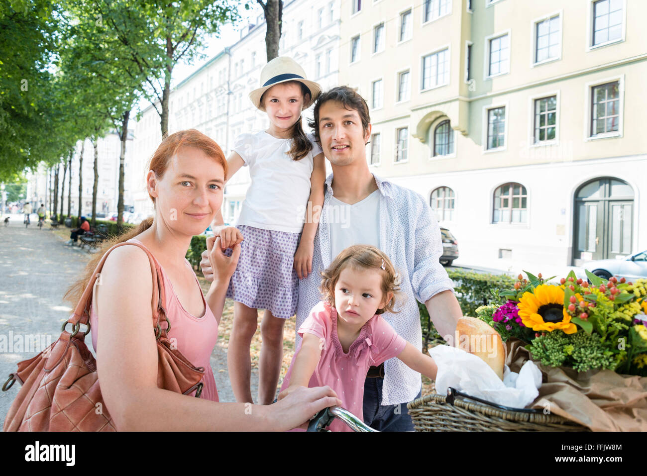 Familia con dos niños y bicicleta Foto de stock