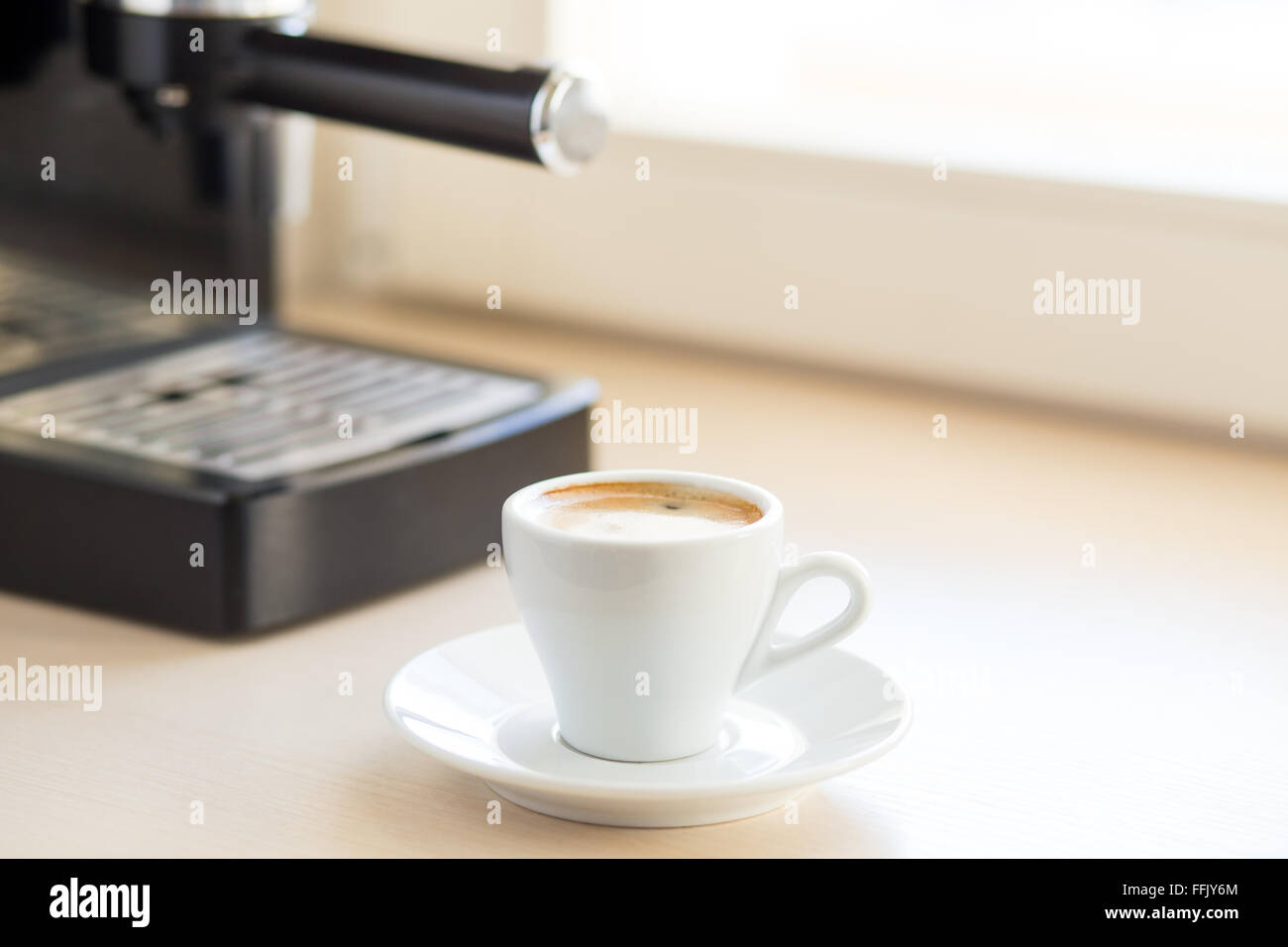 Una Persona Prepara Café En Una Cafetera Y Inserta Un Dispensador