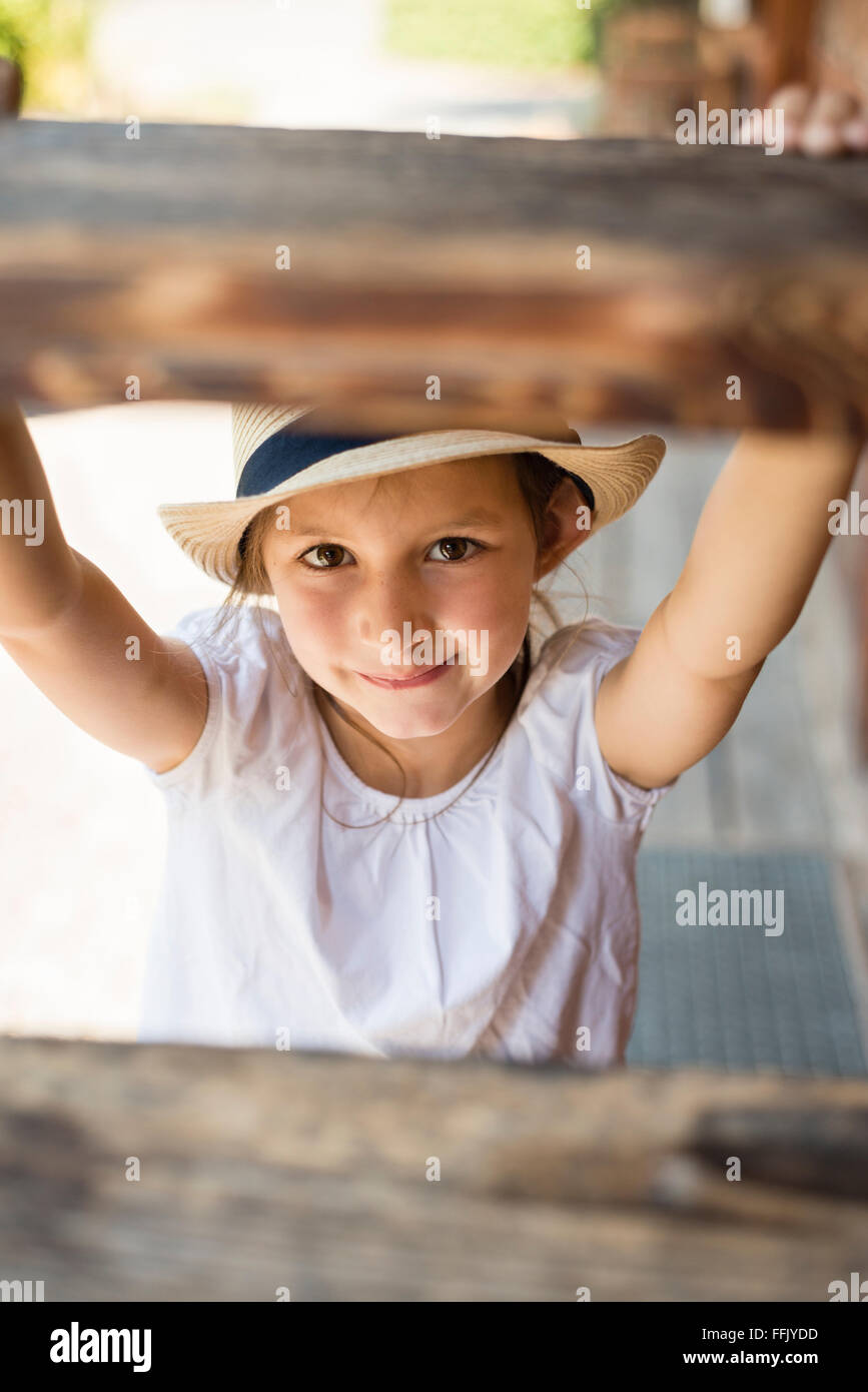 Retrato de niña con sombrero para el sol Foto de stock