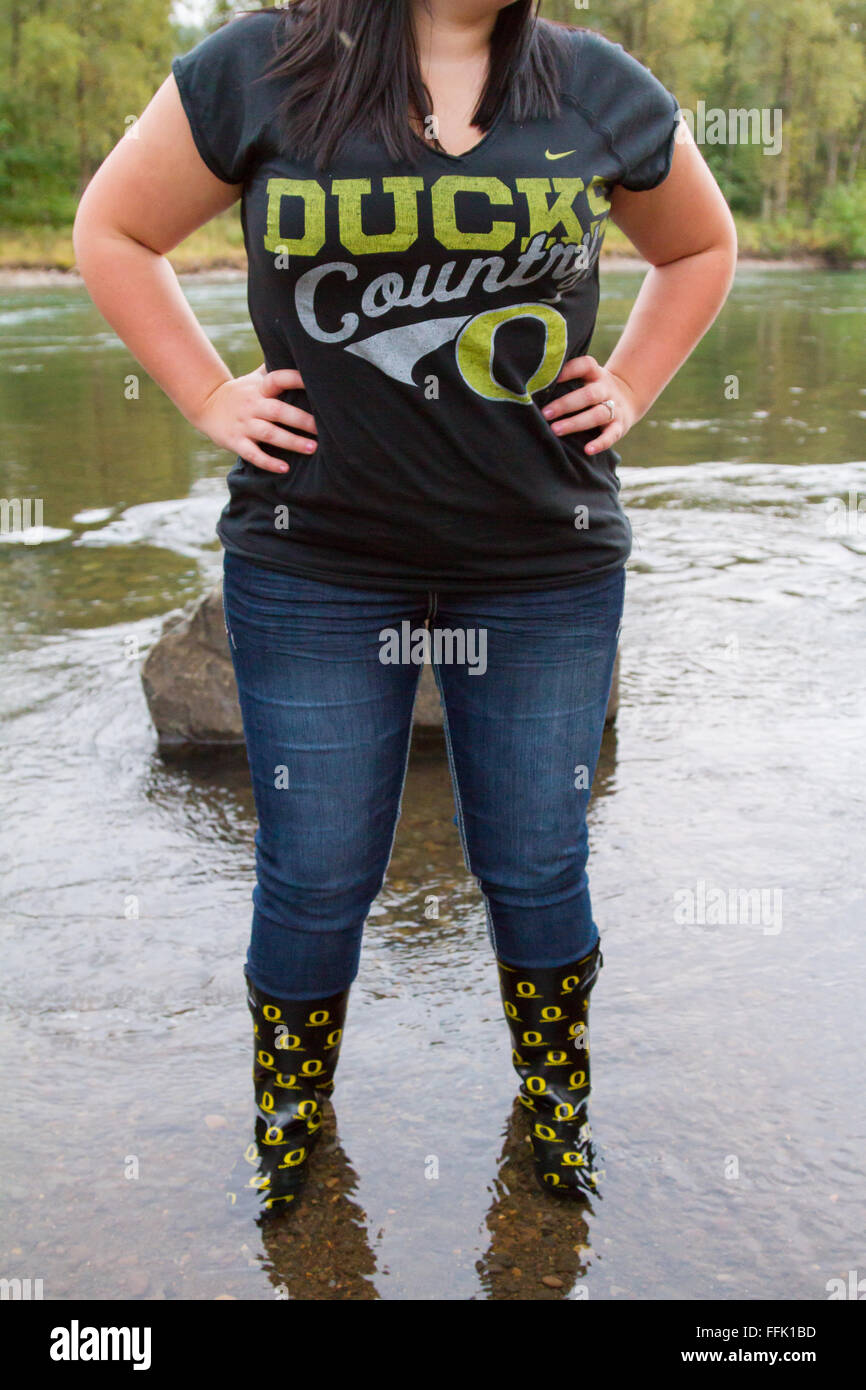 SPRINGFIELD, o septiembre 14, 2011: la Mujer de pie en agua vistiendo  Oregon Ducks fútbol botas de agua Fotografía de stock - Alamy