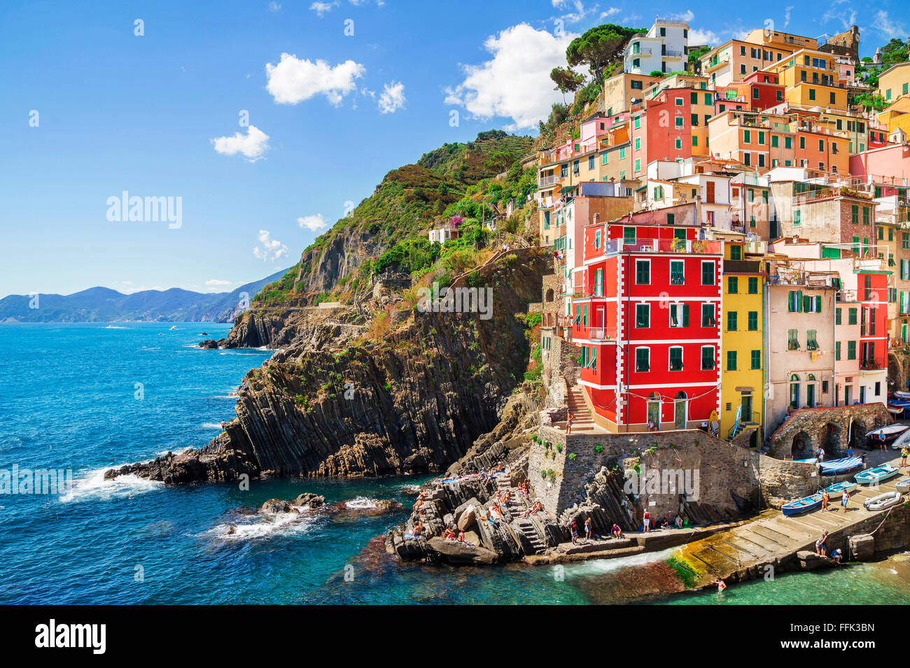 La arquitectura de los edificios en Cinque Terre - Cinco Tierras ,en Riomaggiore village, una de las atracciones más populares en el mundo. Foto de stock
