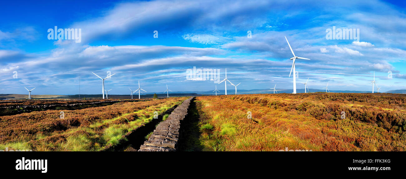 Las turbinas eólicas Altahullion,Tyrone, en Irlanda del Norte Foto de stock