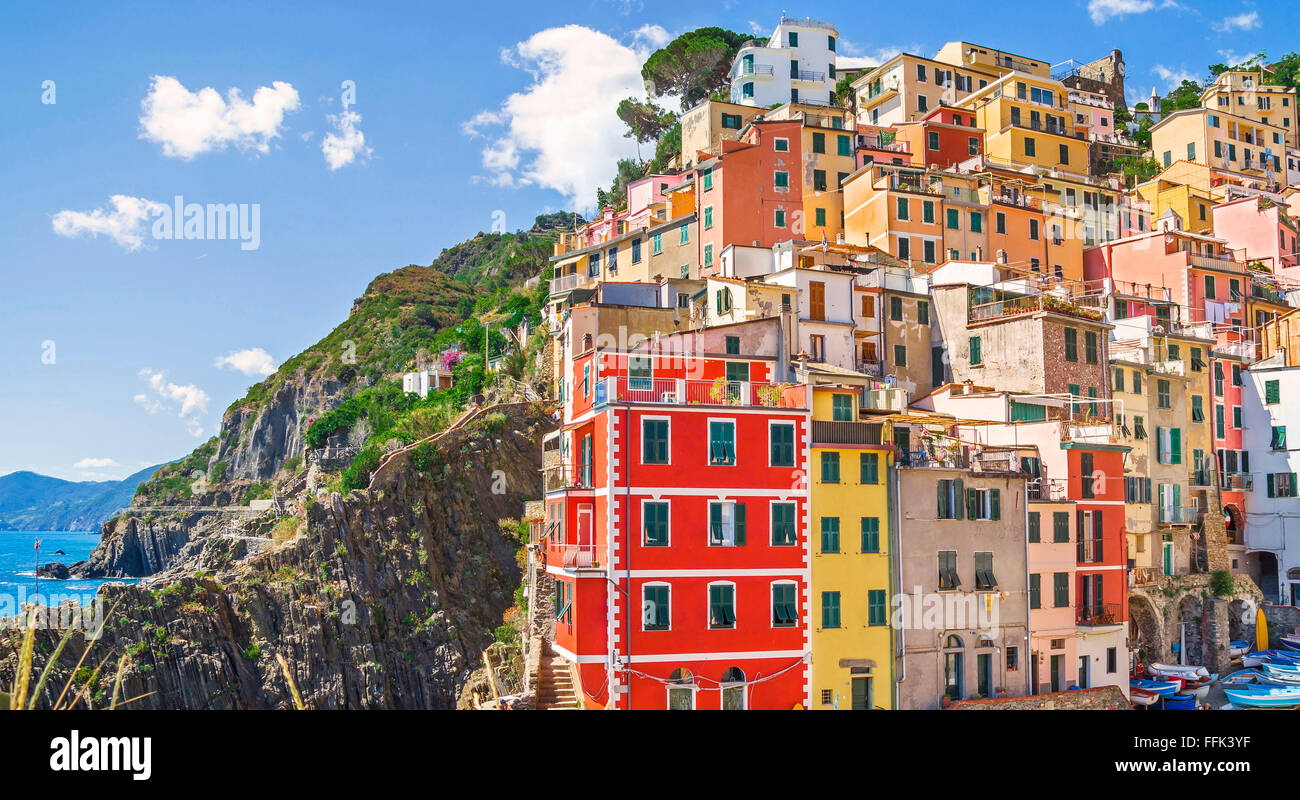 La arquitectura de los edificios en Cinque Terre - Cinco Tierras ,en Riomaggiore village, una de las atracciones más populares en el mundo. Foto de stock