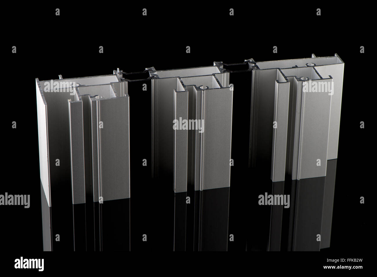Muestra de perfil de aluminio aislado sobre fondo negro Fotografía de