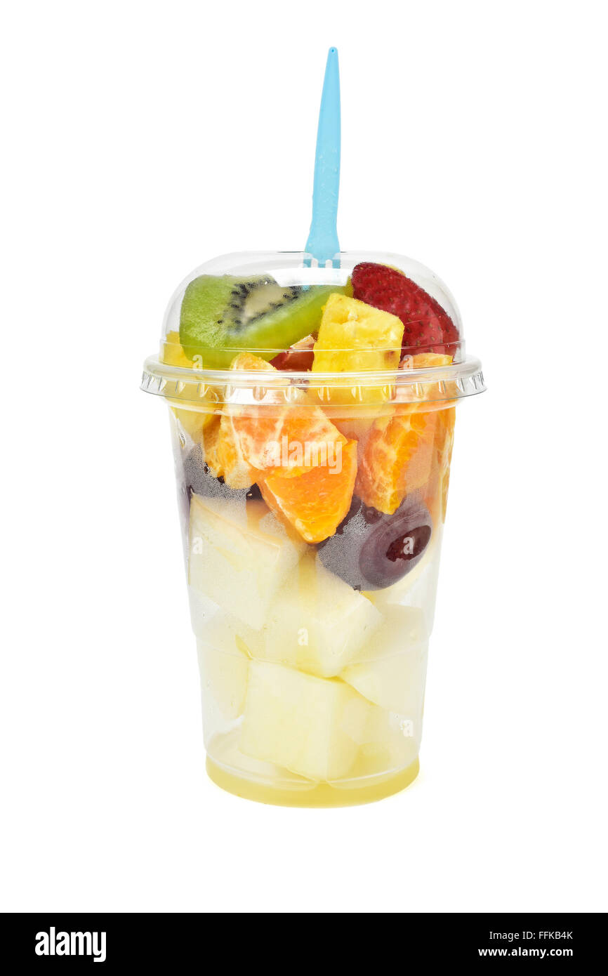 Una ensalada de frutas en un vaso de plástico desechable, sobre un fondo  blanco Fotografía de stock - Alamy