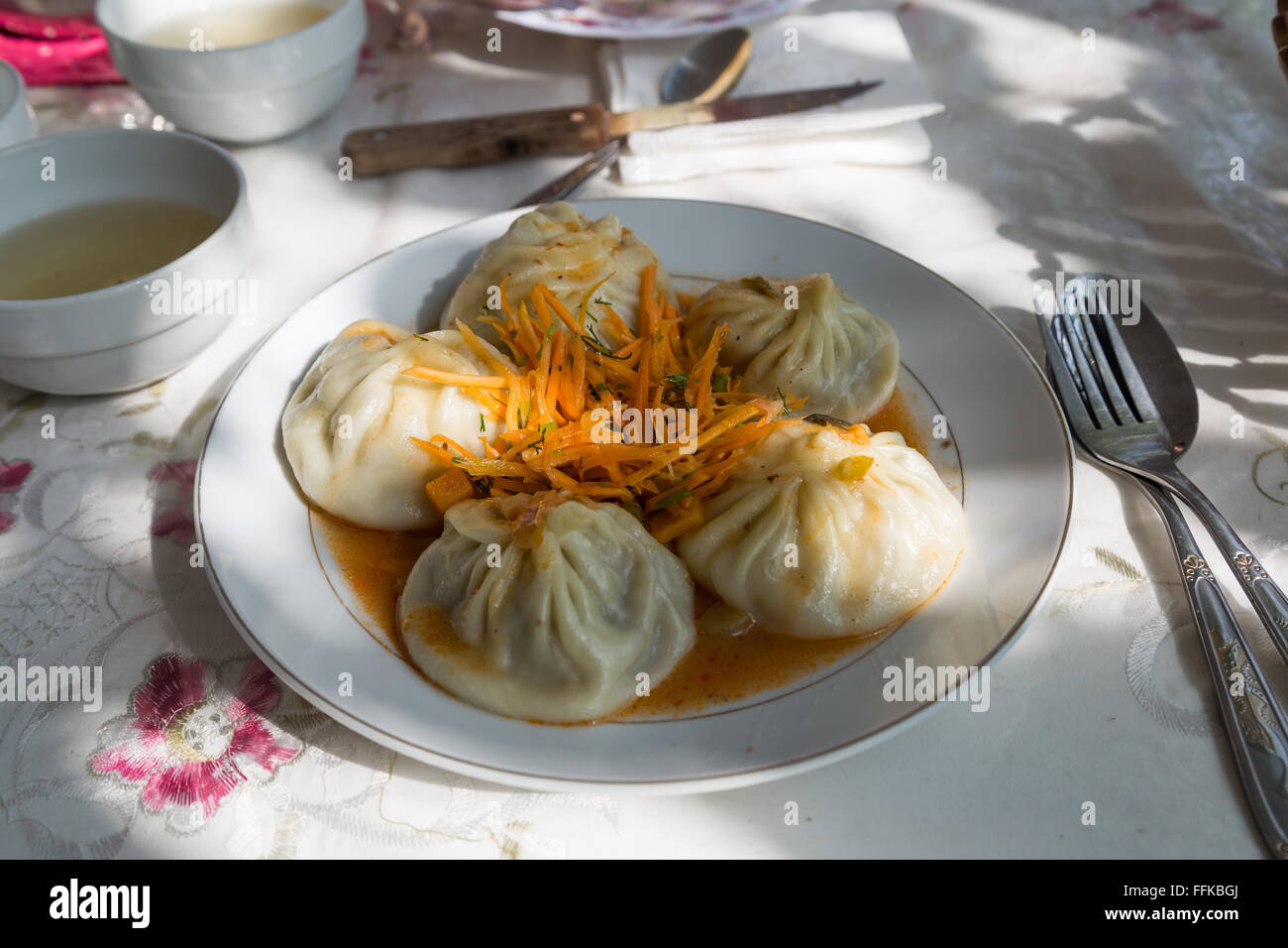 La comida asiática Central tradicional llamado Manti, aquí en Kirguistán. Foto de stock