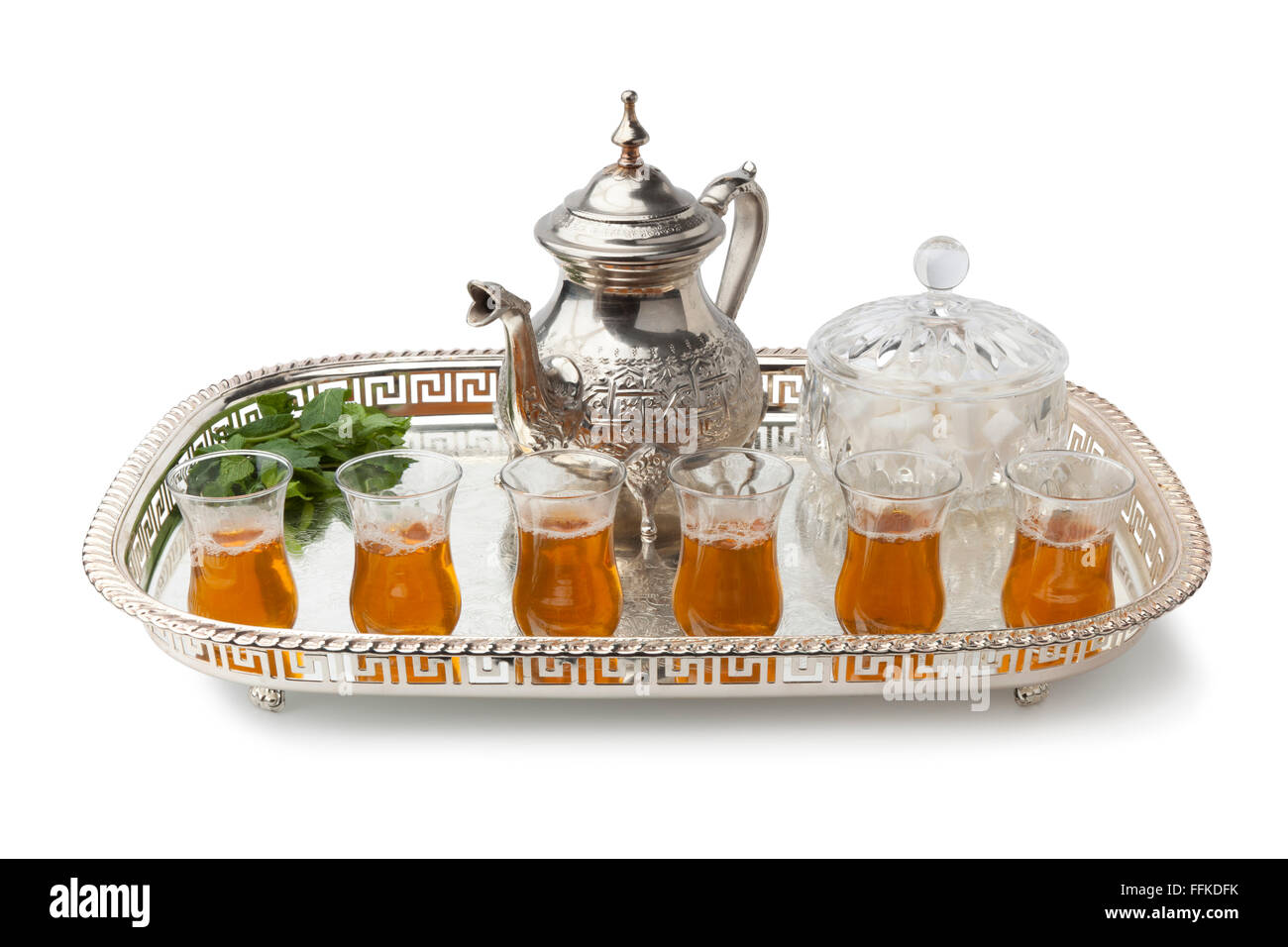 Bandeja con té de menta marroquí tradicional sobre fondo blanco. Foto de stock