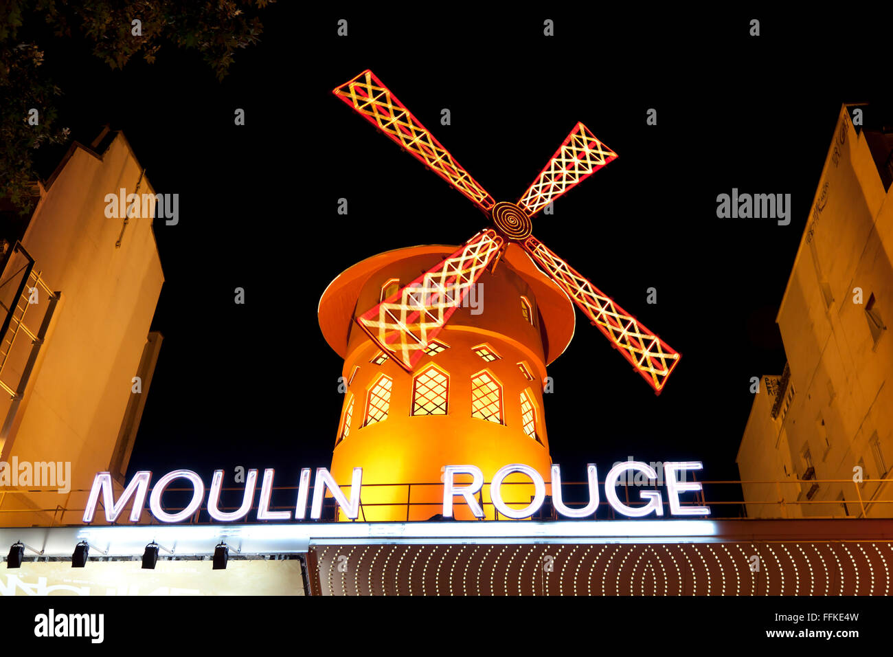 Moulin Rouge, Montmartre Paris Francia en la noche Foto de stock