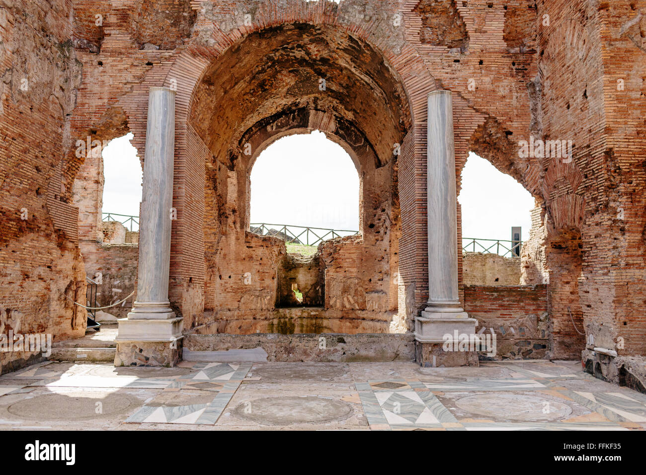 Interior de la Villa de Los Quintilii, una ruina histórica en la Via Appia / Appian Way en Roma. Foto de stock