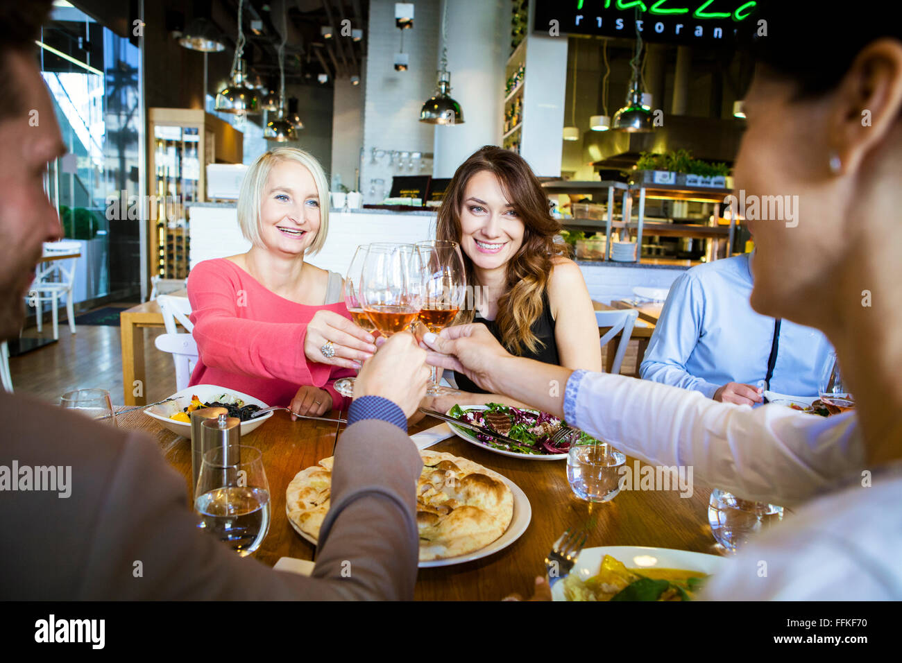 Grupo de Amigos celebrando en restaurante. Foto de stock