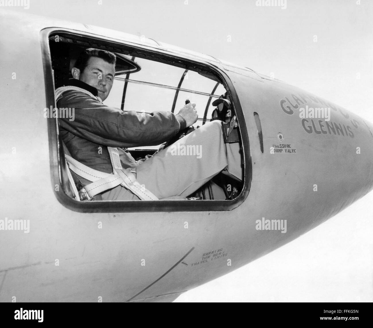 Chuck Yeager. Prueba piloto de la Fuerza Aérea estadounidense Chuck Yeager en la cabina del Bell X-1 "glamoroso Glennis' en el que se rompió la barrera del sonido. Foto c.1947 por USAF Foto de stock