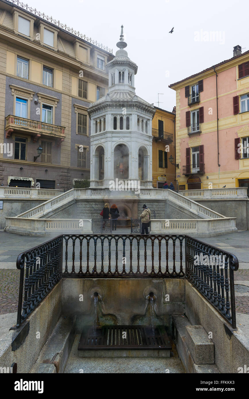 La famosa fuente, llamada Bollente, conocido desde la época romana, símbolo  de Acqui Terme en Piamonte Fotografía de stock - Alamy