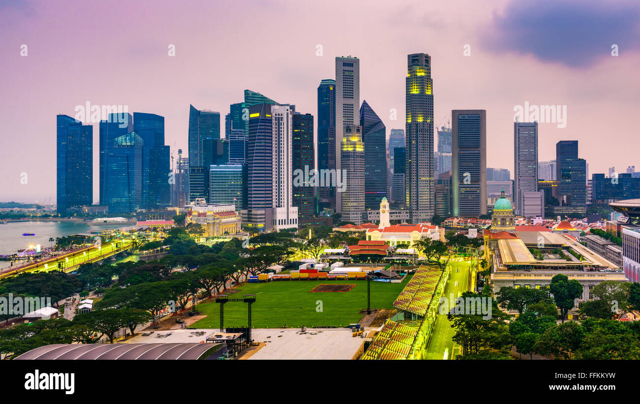 El distrito financiero de Singapur skyline al atardecer. Foto de stock