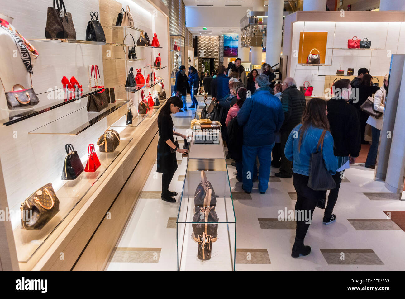 EL SIGNO DE LA LOUIS VUITTON MODA BOUTIQUE Fotografía de stock - Alamy