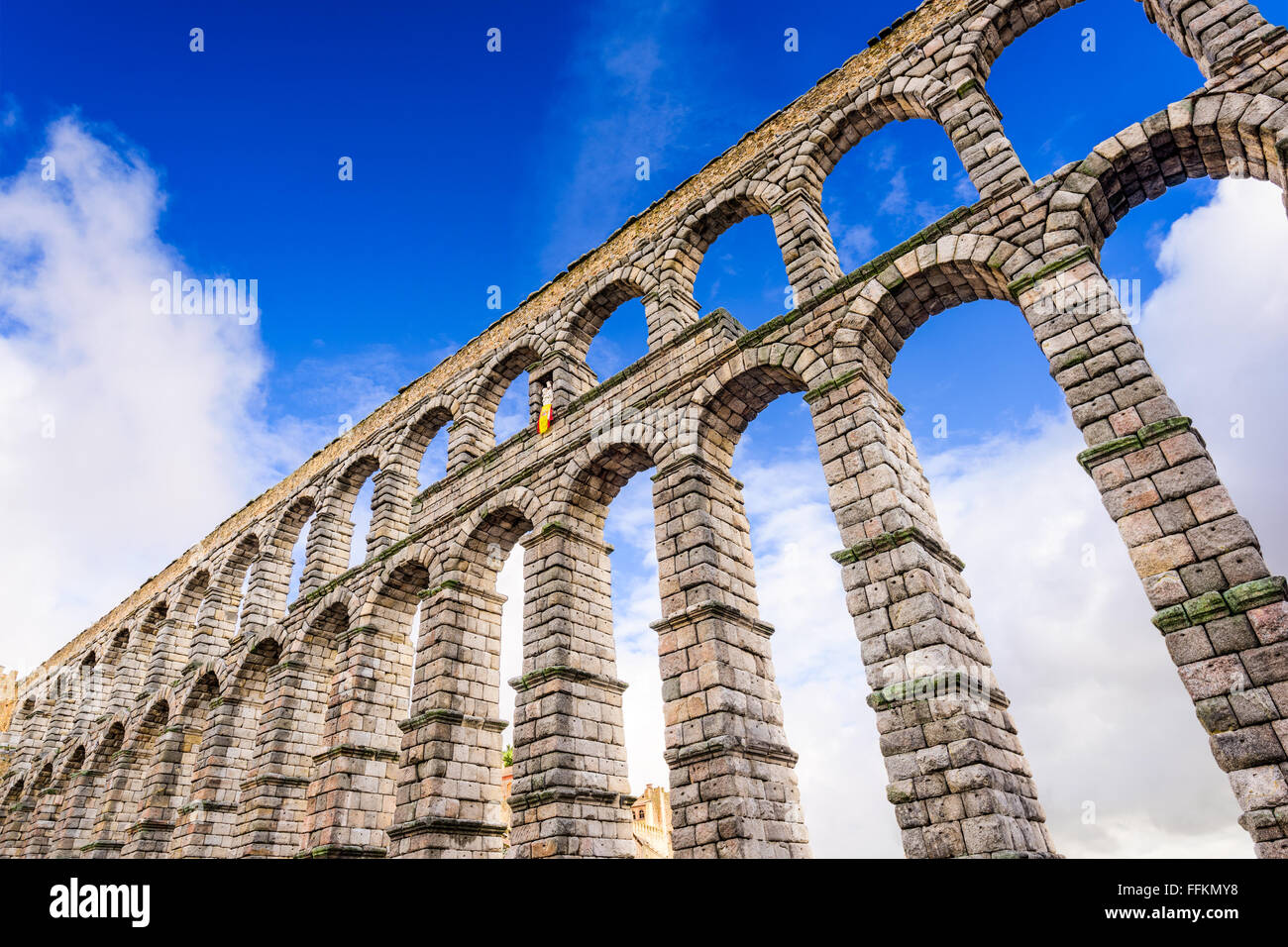 Segovia, España Town Ver en la Plaza del Azoguejo y el antiguo acueducto romano. Foto de stock
