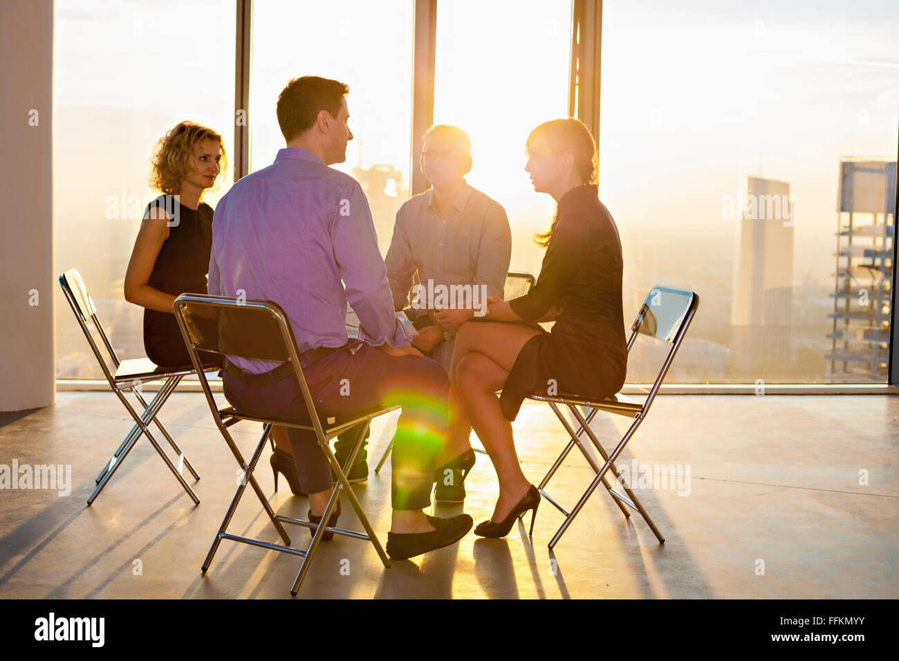 Arquitectos y gente de negocios en reunión de negocios Foto de stock
