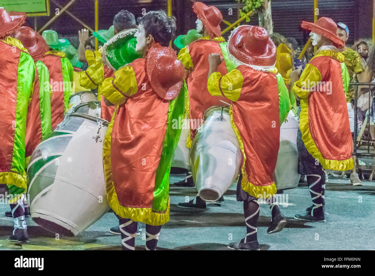 MONTEVIDEO, Uruguay, Enero - 2016 - Disfraces hombres tamborileros tocando  música tradicional llamado candombe en el desfile inaugural de Fotografía  de stock - Alamy