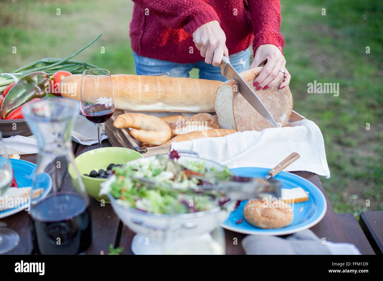 Persona en garden party rebanadoras de pan Foto de stock