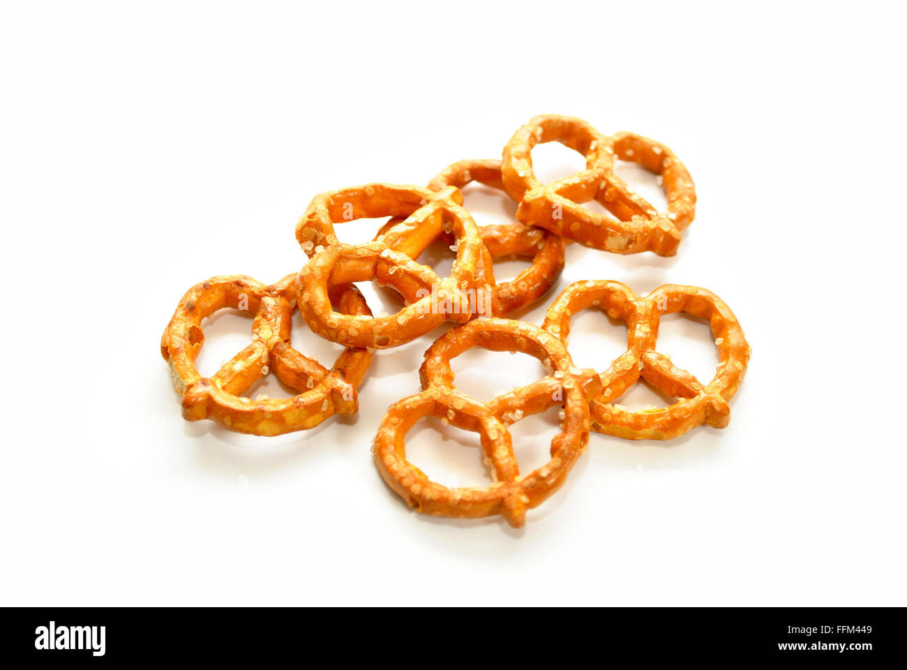 Galletas saladas sobre un fondo blanco. Foto de stock