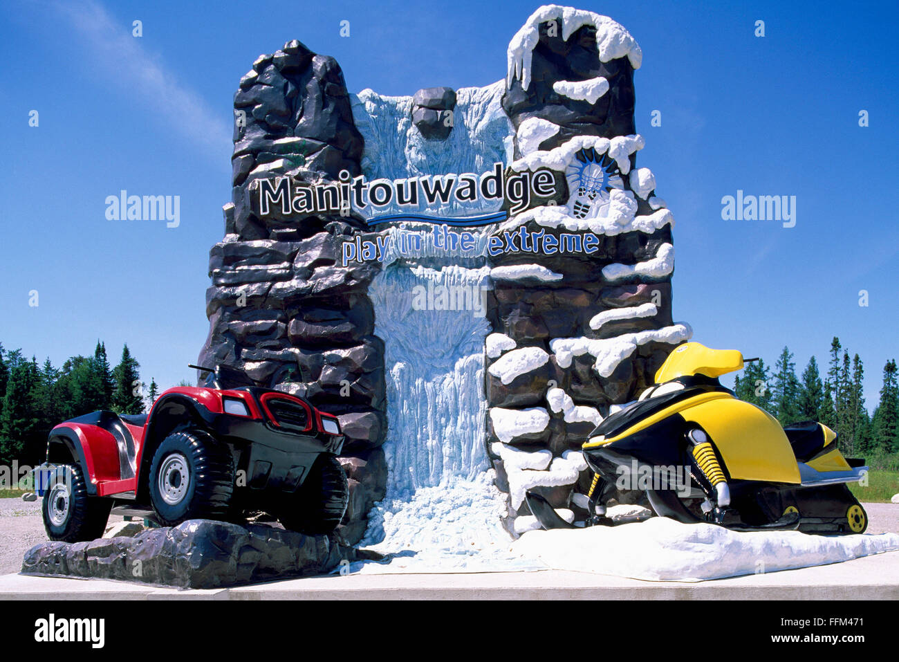 Cartel de bienvenida a la ciudad de Manitouwadge, Ontario, Canadá - ATV y Skidoo escaparate Local actividades recreativas de verano e invierno Foto de stock
