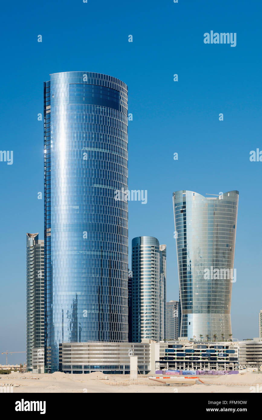 La vista de los modernos rascacielos en construcción en el nuevo distrito de negocios llamada Ciudad de luces Al Reem Island en Abu Dhabi unidad Foto de stock