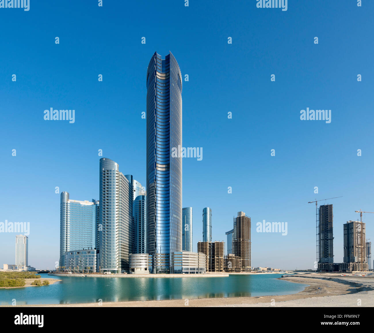 La vista de los modernos rascacielos en construcción en el nuevo distrito de negocios llamada Ciudad de luces Al Reem Island en Abu Dhabi unidad Foto de stock
