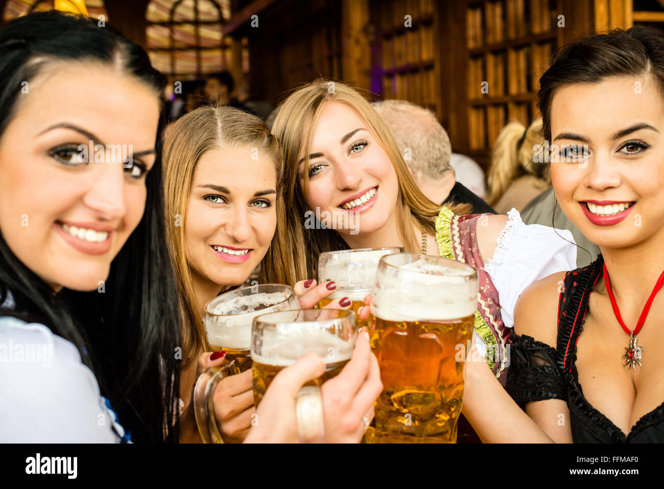 Chicas bebiendo cerveza fotografías e imágenes de alta resolución - Alamy