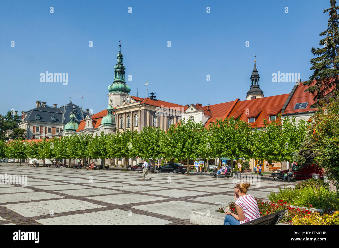 Polonia, Silesia, Pszczyna (Pless voivodía), vista de Rynek, la Plaza del Mercado con su ayuntamiento y la iglesia protestante Foto de stock