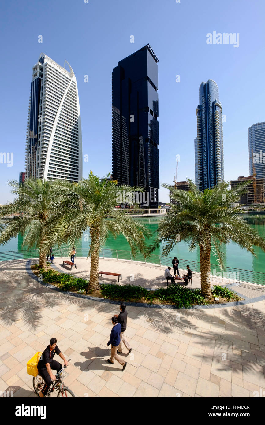 Vistas diurnas de modernos rascacielos de oficinas y edificios de apartamentos en JLT, Jumeirah Lakes Towers Dubai Emiratos Arabes Unidos Foto de stock