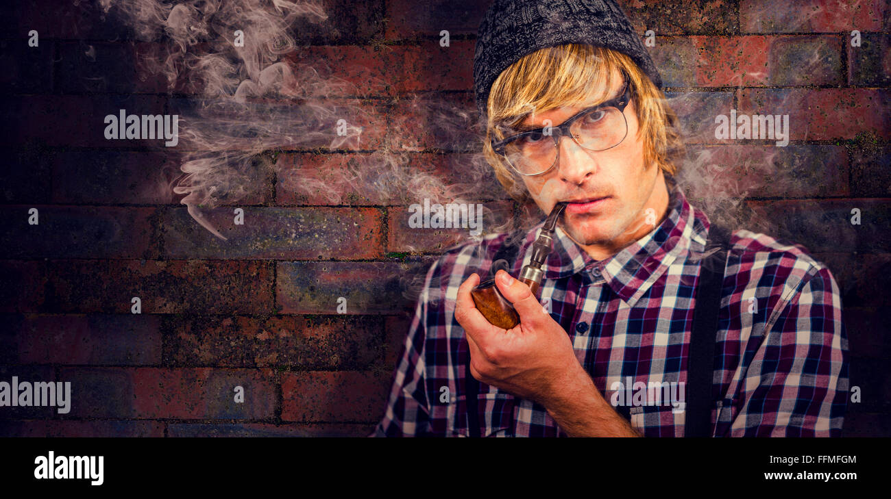 Imagen compuesta de graves rubia hipster fumar en pipa Foto de stock