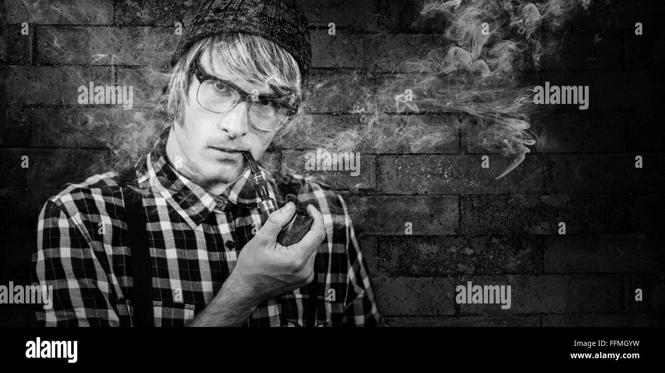 Imagen compuesta de graves rubia hipster fumar en pipa Foto de stock