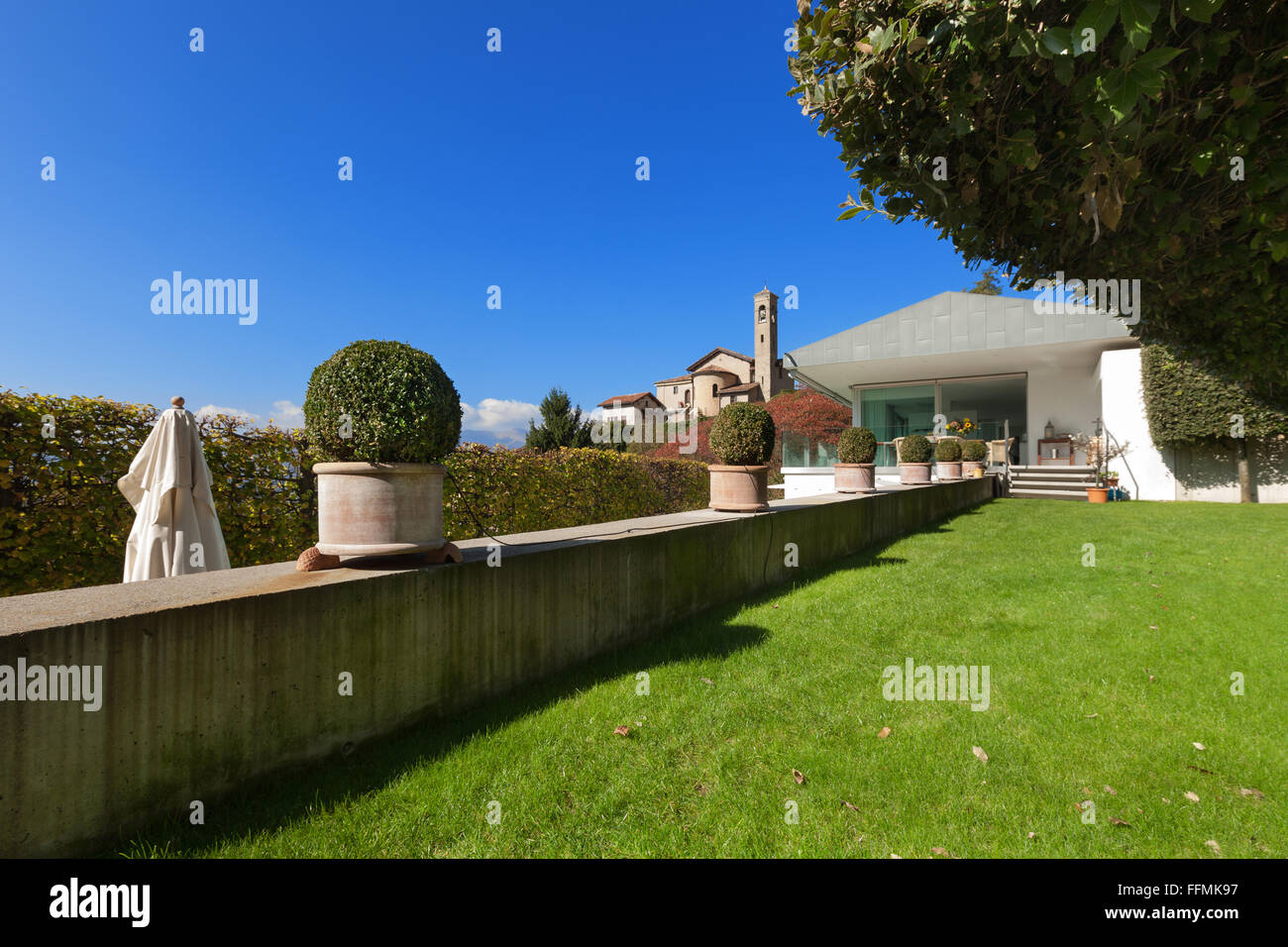 La arquitectura, la casa moderna, vista desde el jardín Foto de stock