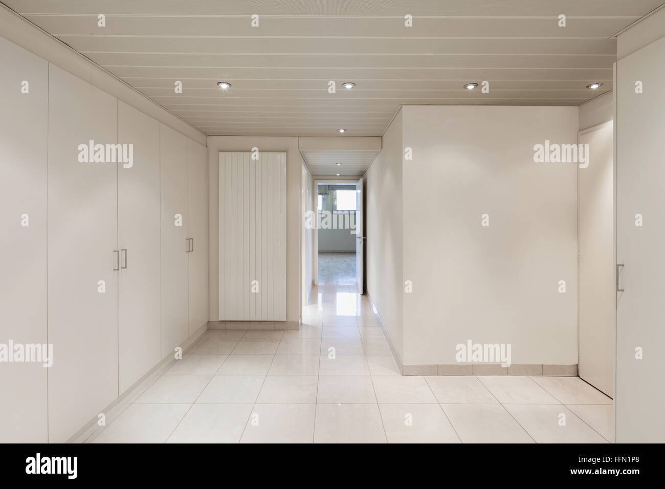 Interior de una casa, la habitación vacía con placares, piso de baldosas  Fotografía de stock - Alamy