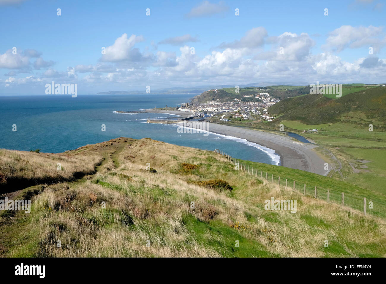 Aberystwyth en la costa oeste de Gales, visto desde el sur. Foto de stock