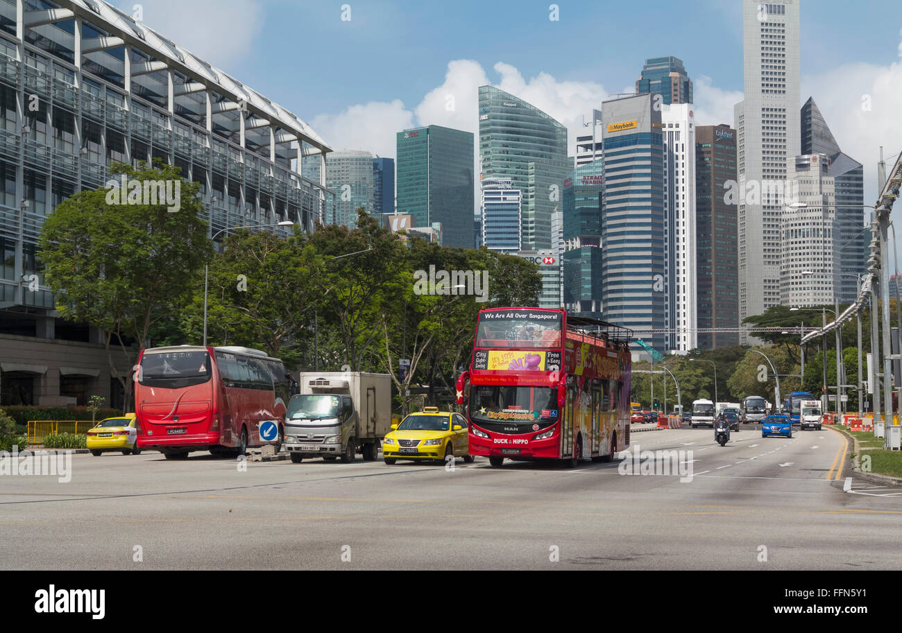 El centro de Singapur escena callejera con el Distrito Central de Negocios (CBD) en el fondo, Singapur, Asia Foto de stock